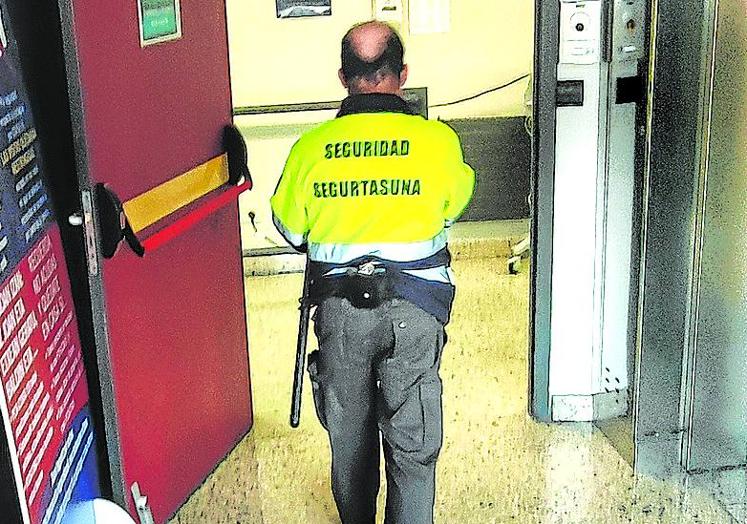 La puerta de la planta de maternidad es vigilada por un guarda.