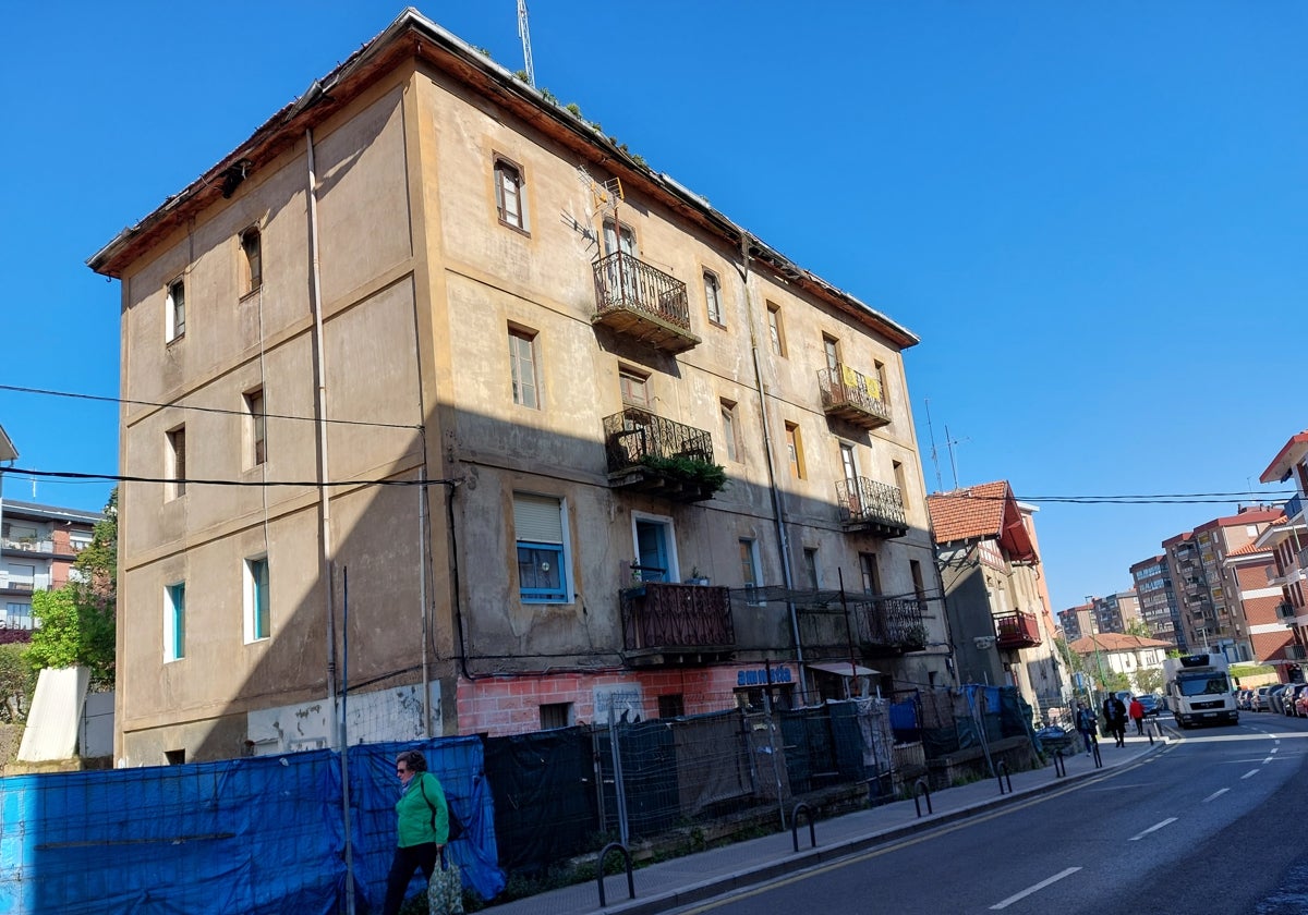 El viejo edificio, en la imagen, está situado junto a una acera de la calle Sarrikobaso.