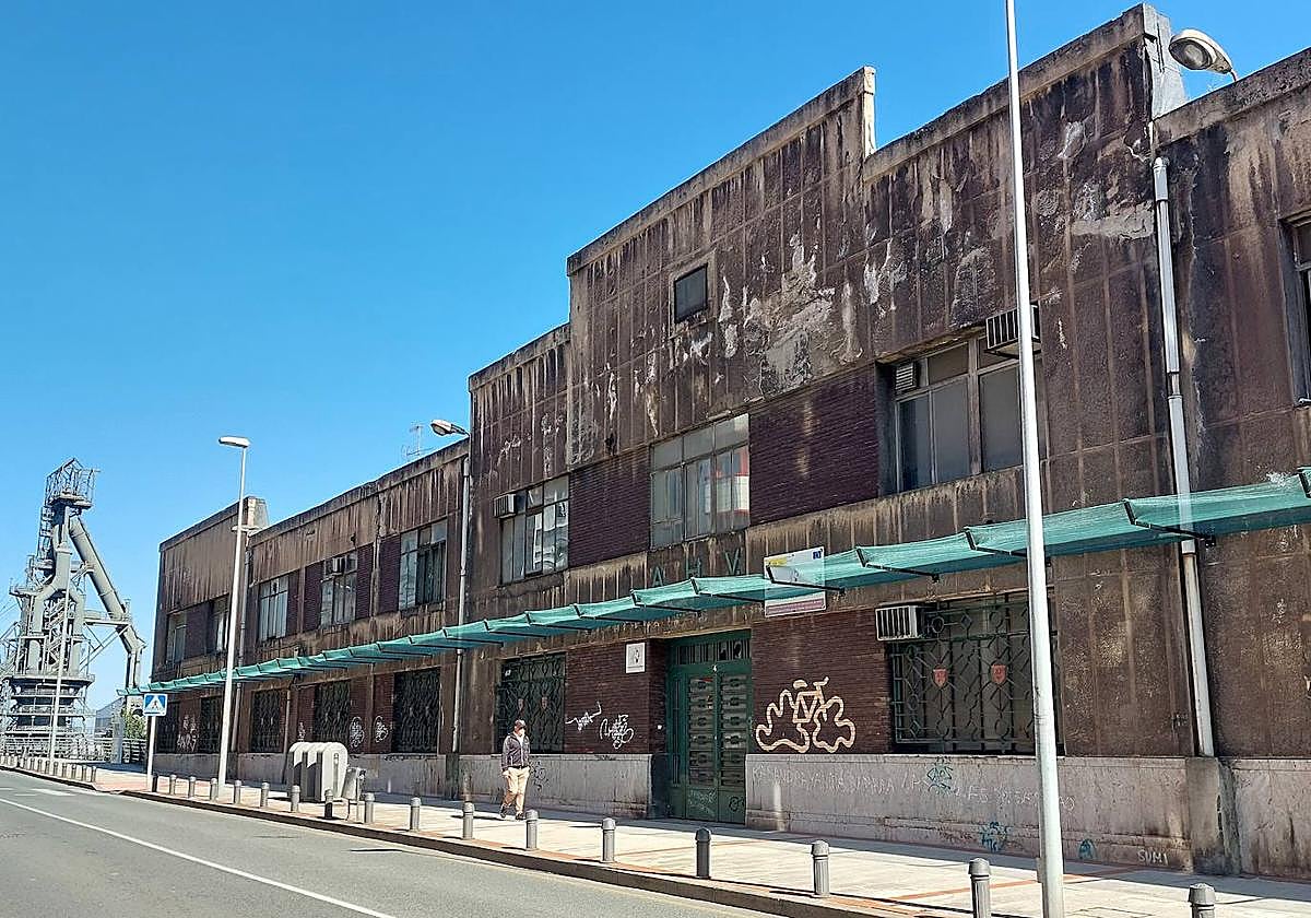 Estado actual de la fachada de este emblemático edificio de Sestao, la que da a la calle Txabarri.