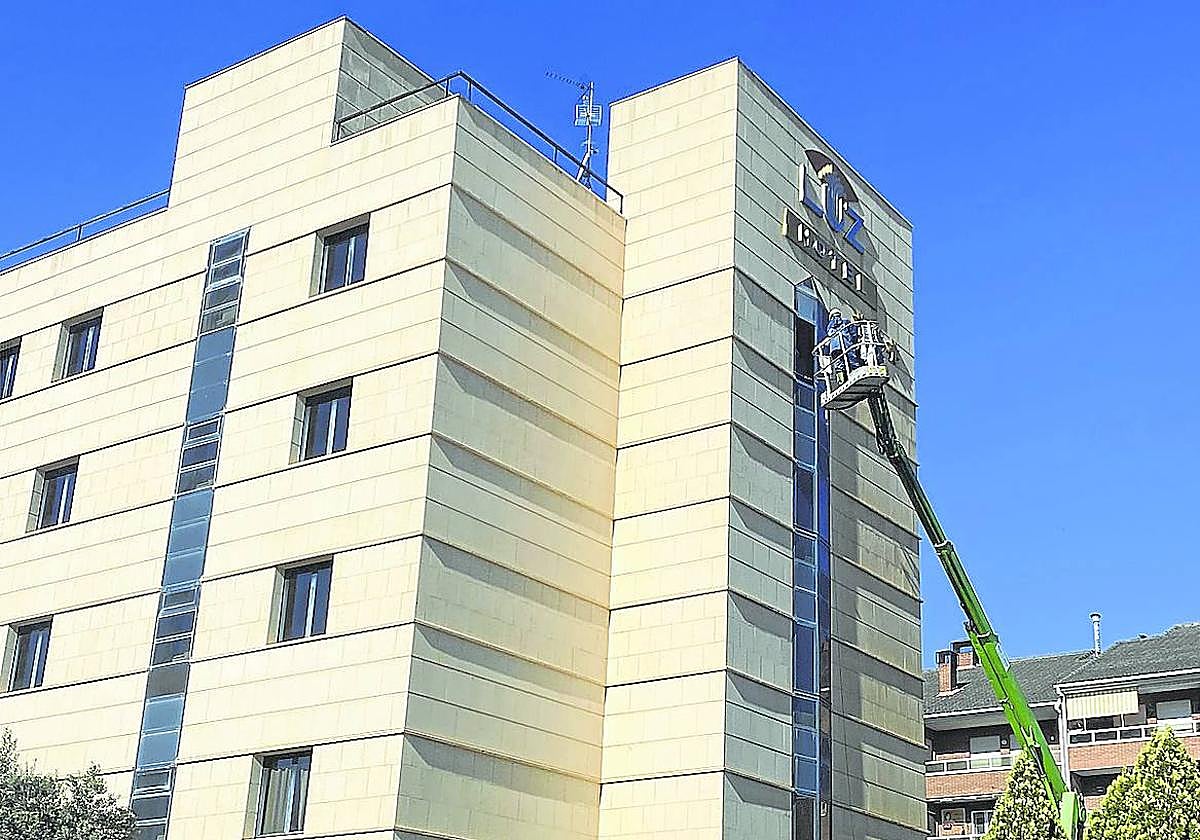 Ayer continuaban los trabajos de limpieza en la fachada del Hotel Luz, en la calle Camilo José Cela.