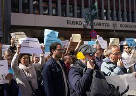 Protesta de los funcionarios de justicia esta mañana frente a la sede del Gobierno vasco.