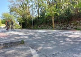 Dos ciclistas circulan por uno de los pasos elevados.