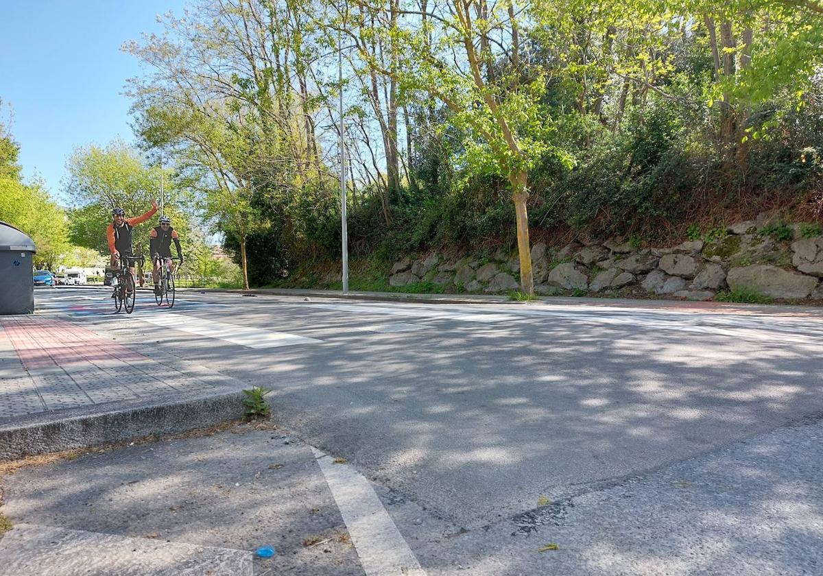 Dos ciclistas circulan por uno de los pasos elevados.