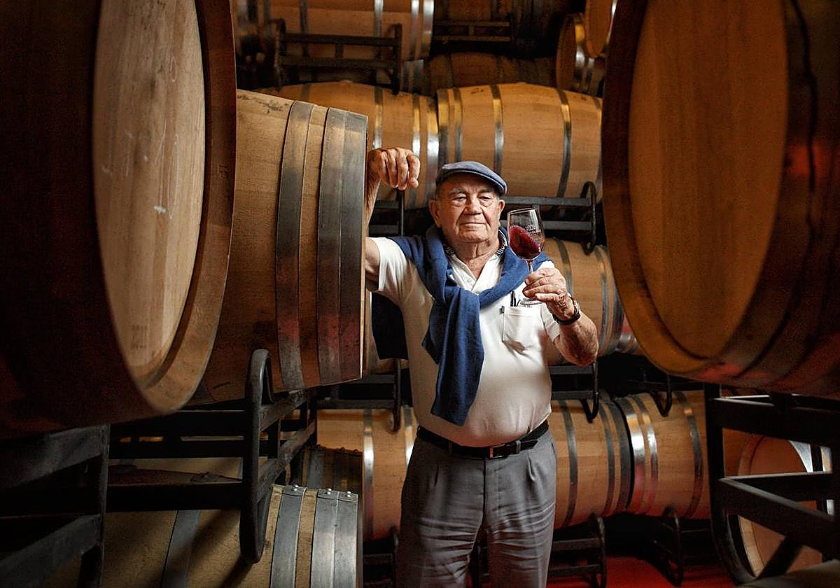 Vitorino, entre las barricas de su bodega.