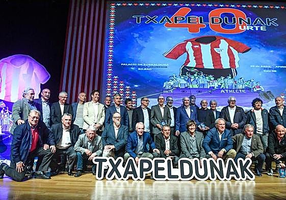 Los jugadores entonan la canción que cantaban antes de salir al campo. «Adelante campeones...»