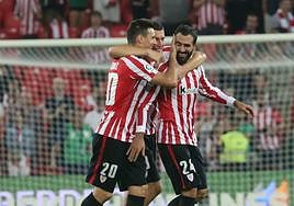 Balenziaga, tras marcar su primer gol se abraza con varios compañeros.