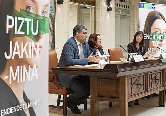 Gorka Moreno, vicerrector del Campus de Bizkaia de la UPV; Laura Poderoso, subdirectora de la Fundación BBVA; e Itziar Alkorta, directora académica de los cursos de verano.