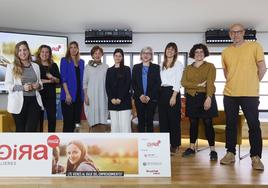 Ziortza Llano (en el centro) y Erika Yurre (primera mujer por la derecha), en el acto de GIRA Mujeres.