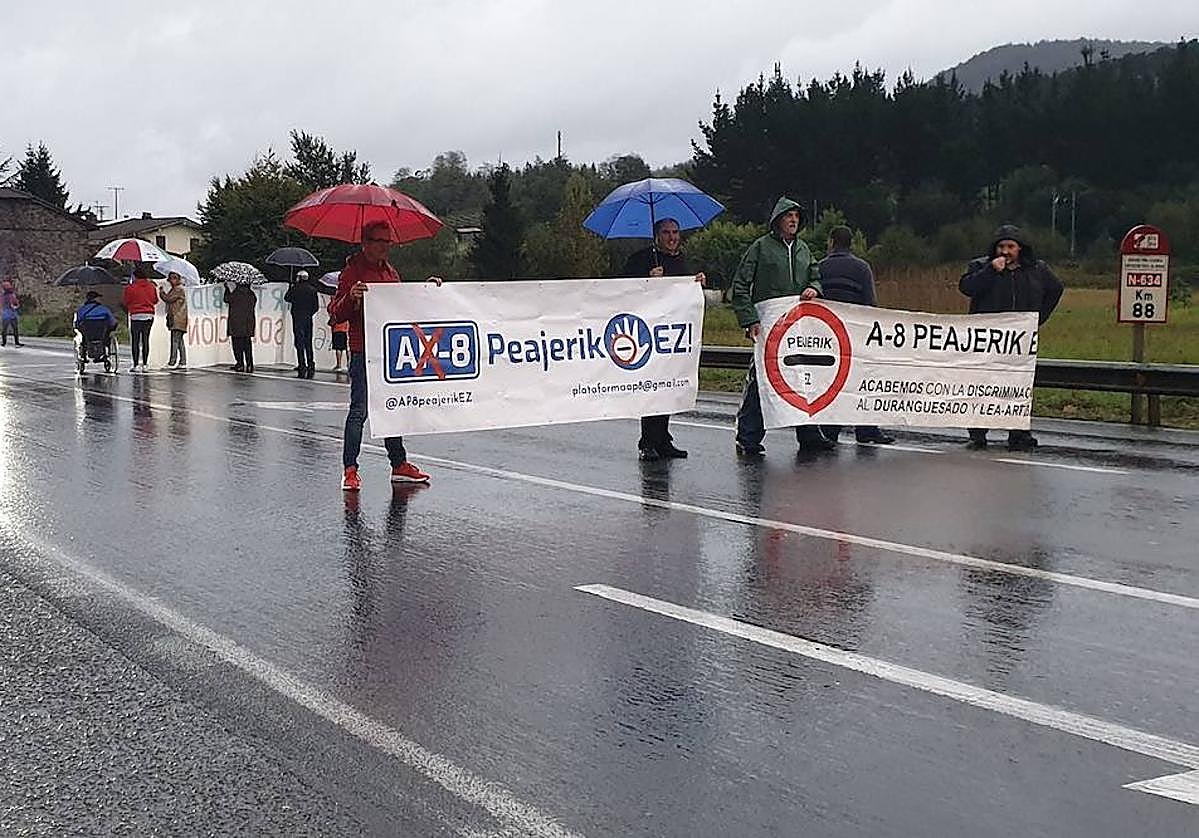 Imagen de una protesta de los miembros de la plataforma AP-8 EZ en la N-634
