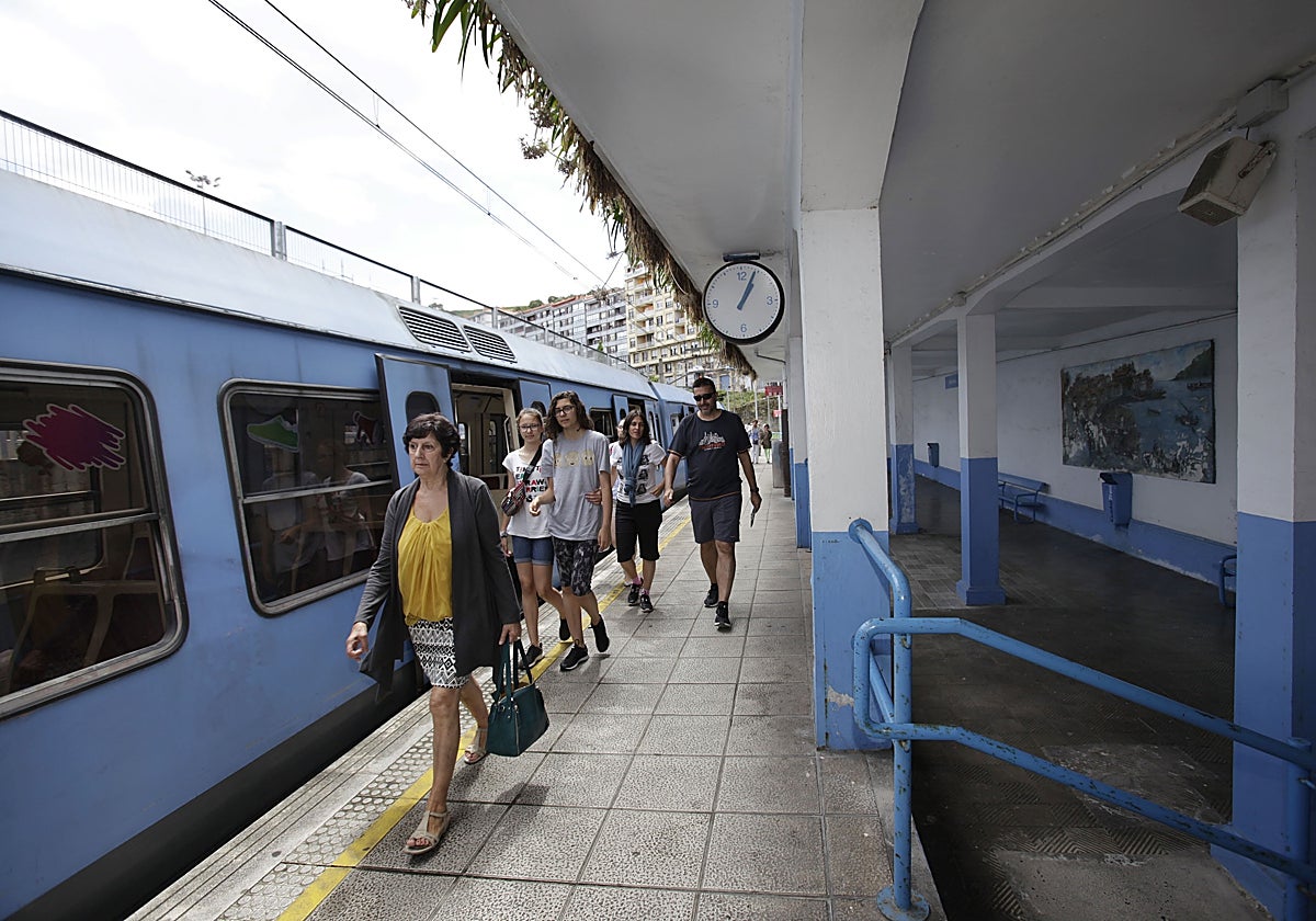 Un grupo de usuarios camina por una de las estaciones de tren de la comarca.