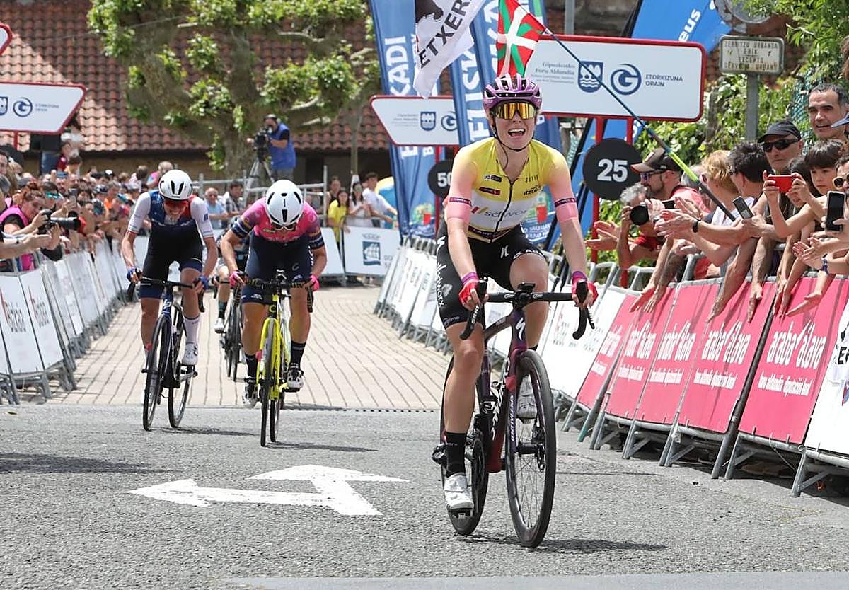 La ganadora de la edición de 2022, en la llegada a Mallabia.