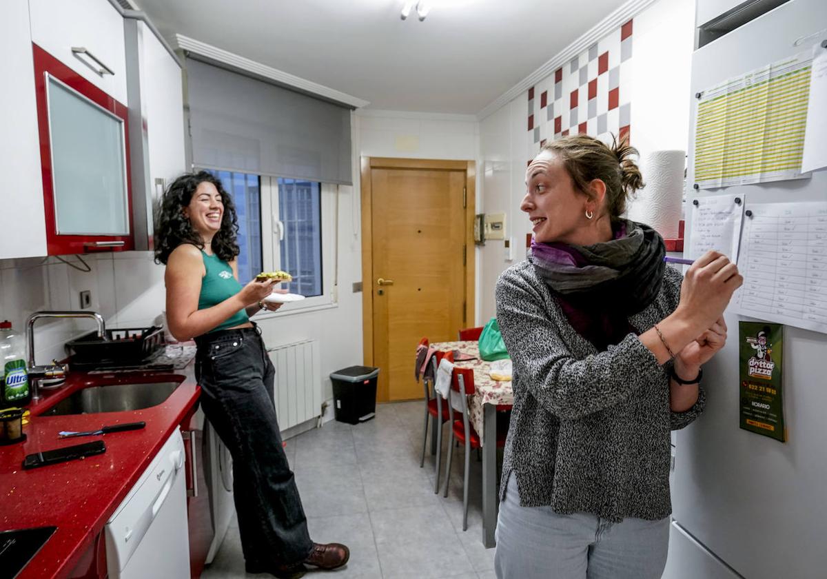 Sara Moro bromea con Isabel, su compañera de piso en el barrio de San Martín.