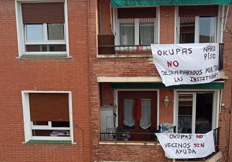 Imagen de la fachada del inmueble con las pancartas de protesta.