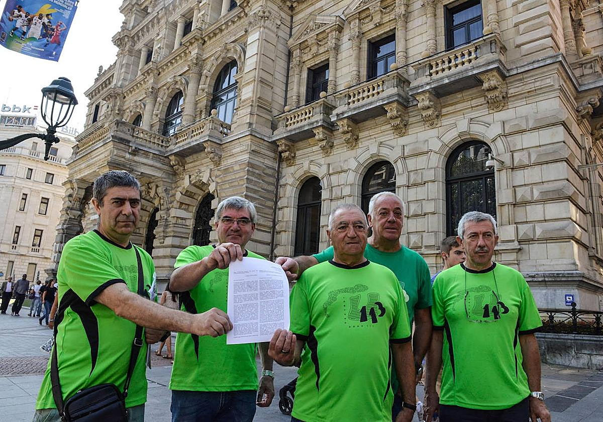 Miembros de Usansolo Herria frente a la Diputación en 2014