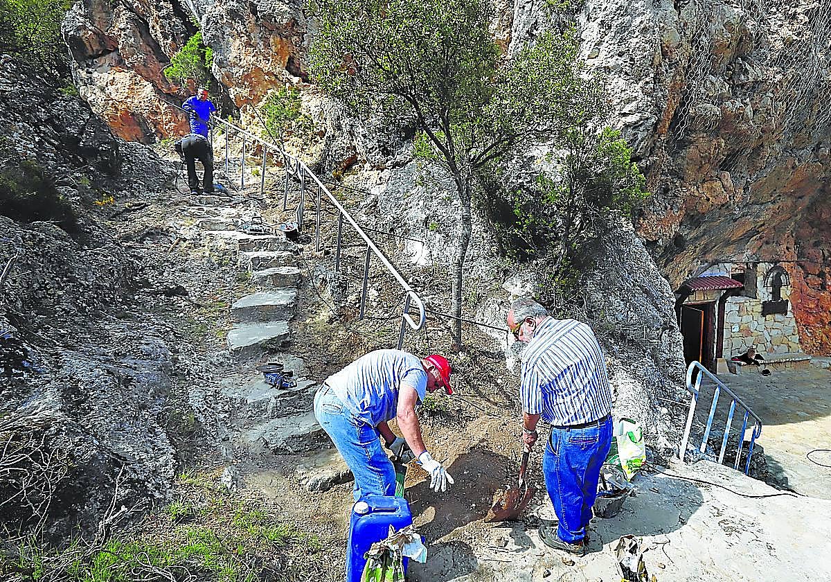 La barandilla de metal dará mayor seguridad en la subida.
