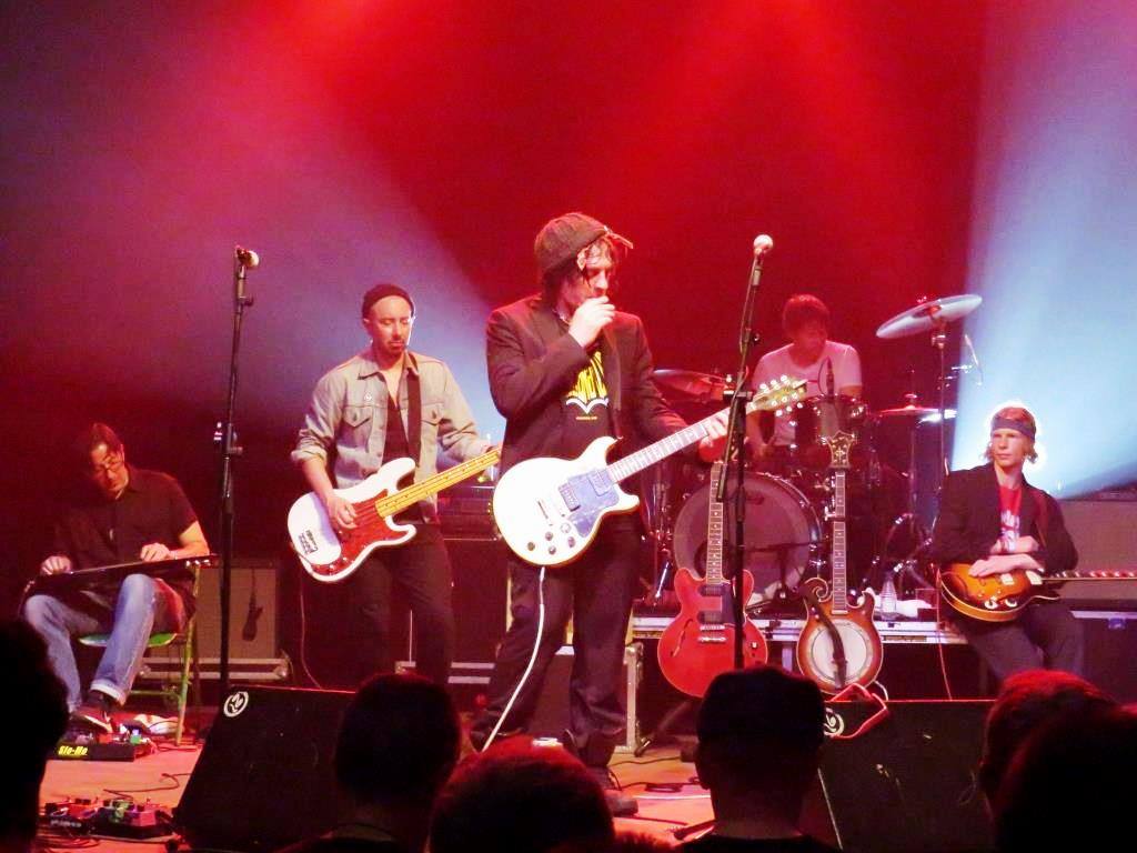 El quinteto con el benjamín sentado a la derecha.