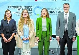 La periodista Ana Barandiaran; Leire Hormigo, de Iberdrola; la responsable de talento de BBK, Oihane Aldayturriaga; la directora de la Obra Social de BBK, Nora Sarasola; el director de Alba Free Energy, Aitor Arzuaga, y la encargada de emprendimiento de Cebek, Marta Martínez.
