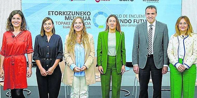 La periodista Ana Barandiaran; Leire Hormigo, de Iberdrola; la responsable de talento de BBK, Oihane Aldayturriaga; la directora de la Obra Social de BBK, Nora Sarasola; el director de Alba Free Energy, Aitor Arzuaga, y la encargada de emprendimiento de Cebek, Marta Martínez.