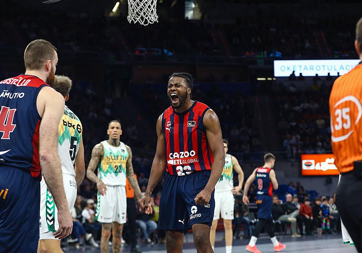 Enoch celebra una canasta ante el Bilbao Basket.