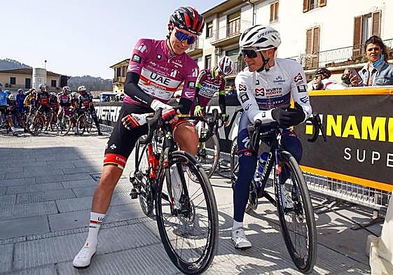 Pogacar, de morado, y Evenepoel, de blanco, charlan en la salida de una etapa de la Tirreno 2022