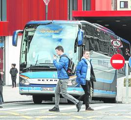 Un autobús de Alsa remonta la rampa de Intermodal.