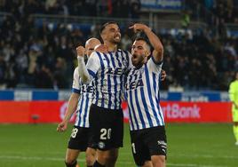 Protagonista. Rioja señala a Róber tras uno de sus goles ante el Leganés.