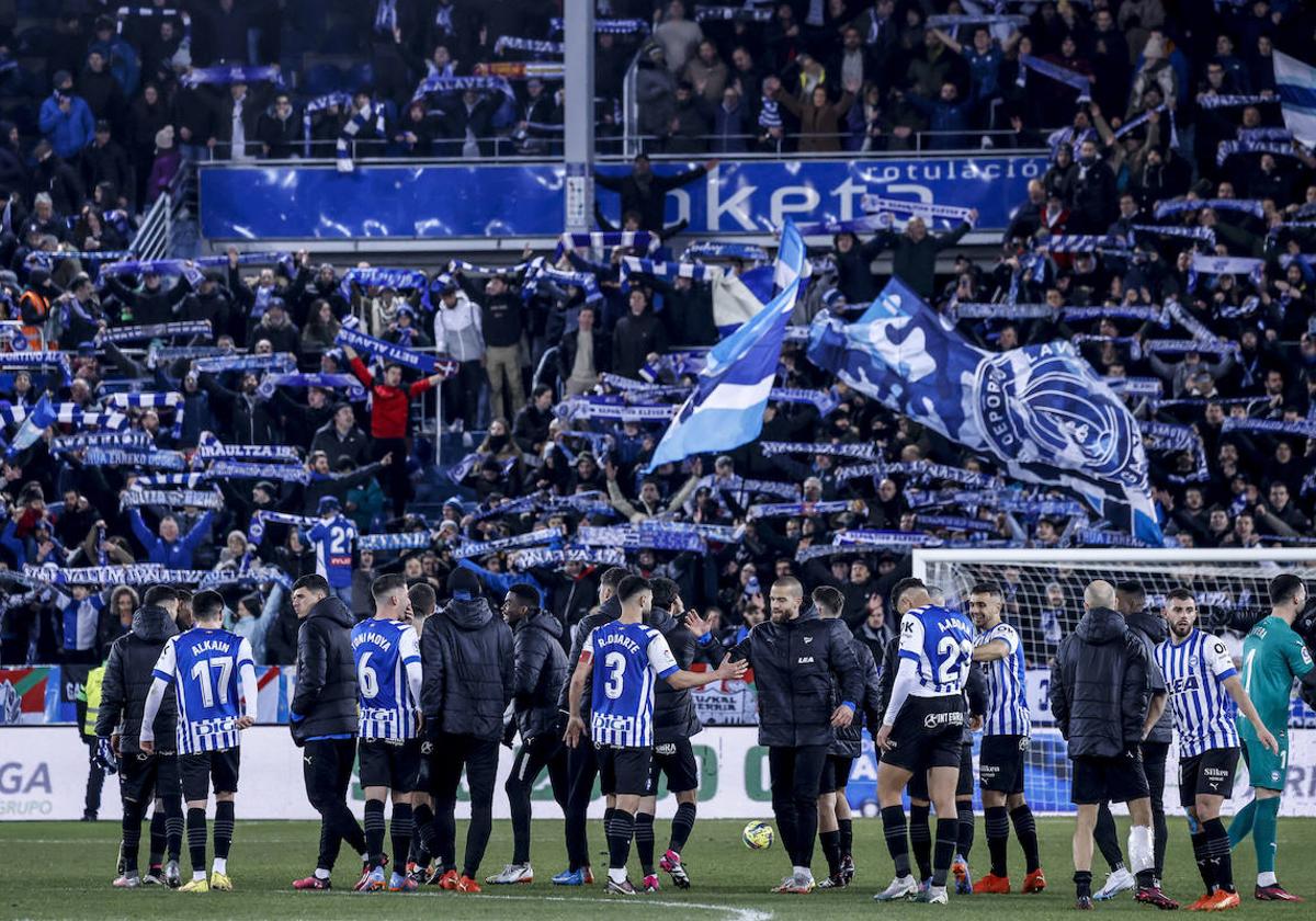 Mendizorroza celebra con sus jugadores la victoria ante el Eibar.