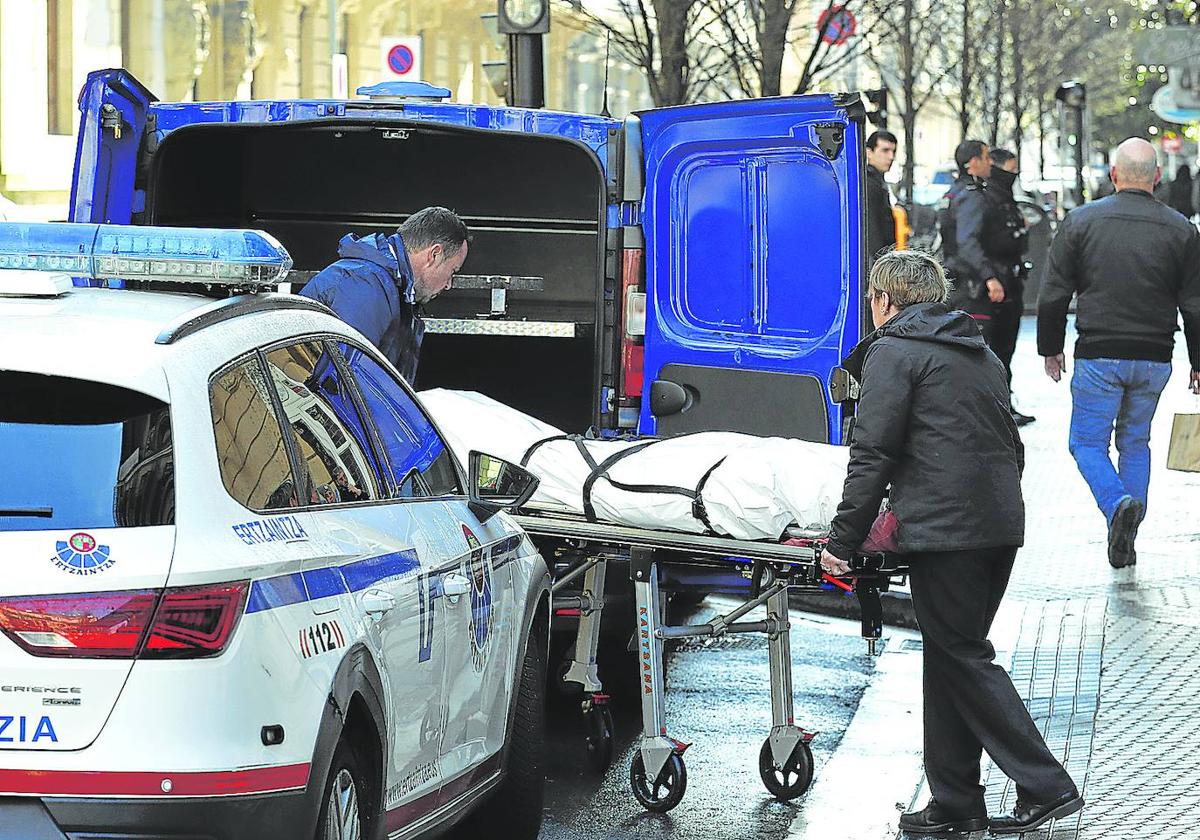 Personal de la funeraria traslada el cuerto de Adnan, que falleció al caer desde un séptimo piso en una vivienda de San Sebastián.