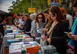 Miles de personas compraron ayer libros en Barcelona con motivo de la festividad de Sant Jordi.