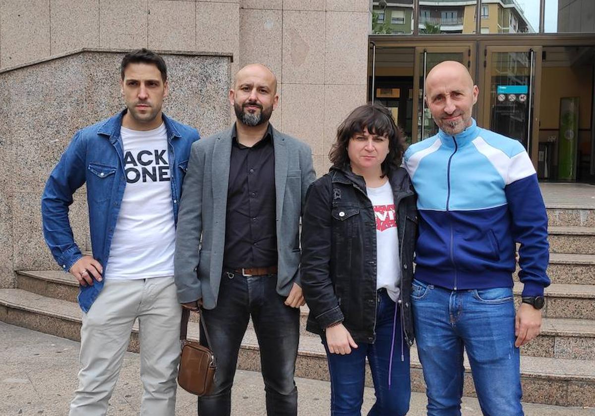 Christian Charro, José Ramón Mosquera, Judith López y José Mari Labandeira, tras el juicio por amenazas en los juzgados de Barakaldo.