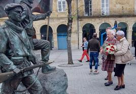 Mari Carmen Agirre (a la derecha) y Crucita Etxabe han protagonizado este lunes la ofrenda floral dedicada a los gudaris en el Pasealeku de Gernika.