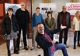 El ilusionista David Blanco y los programadores, durante la presentación de las jornadas.