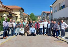 Representantes de diferentes agrupaciones vecinales, reunidos en Galdakao.