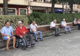 Pensionistas en un parque de Barakaldo.