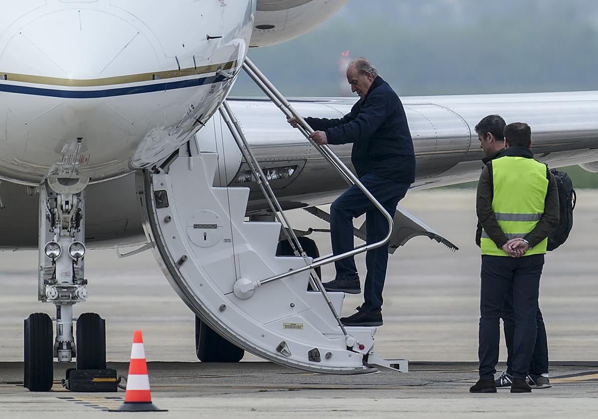 El rey emérito ha llegado al aeropuerto de Foronda poco después de las diez de la mañana.