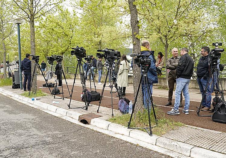 Decenas de medios han hecho guardia desde el domingo en el exterior de la clínica de Eduardo Anitua en Vitoria.