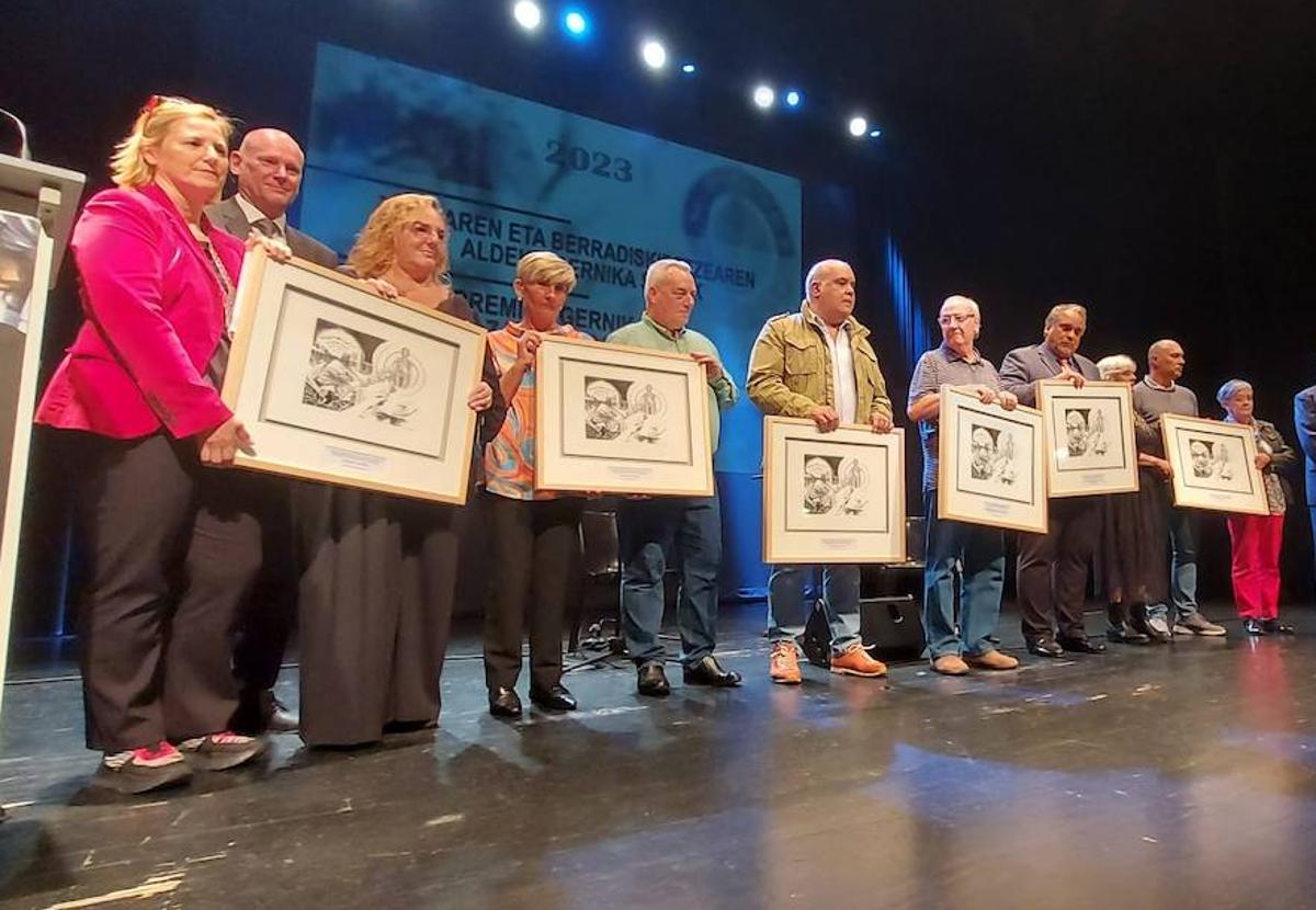 Galardonados con los premios Gernika por la Paz y la Reconciliación de este año.