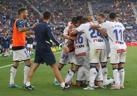 La plantilla albiazul celebra el gol de Joselu que colocó el 0-1 el año pasado.En la segunda parte llegaría una hecatombe.