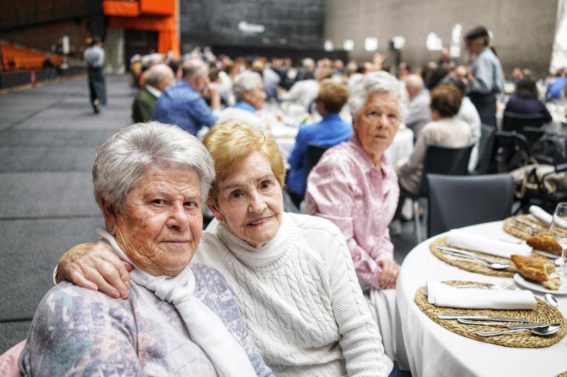 Vitoria Mirandona e Isabel Uriona fueron dos de las supervivientes que compartieron sus vivencias de la guerra durante la comida que ha tenido lugar en el frontón Jai Alai de la localidad.