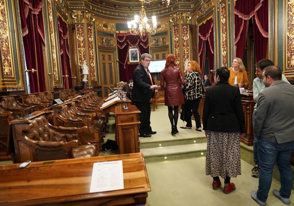 El alcalde y concejales entrando al Pleno del Ayuntamiento