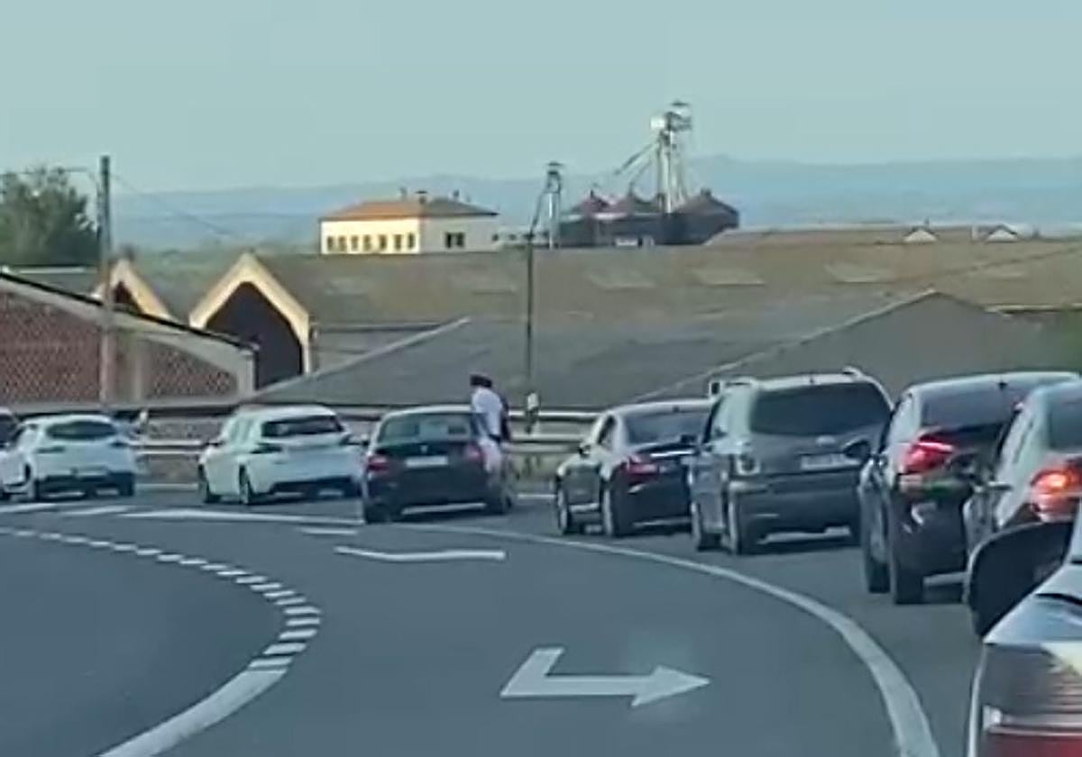 Las multas a las que se enfrenta el conductor que circuló con dos personas sentadas en las ventillas