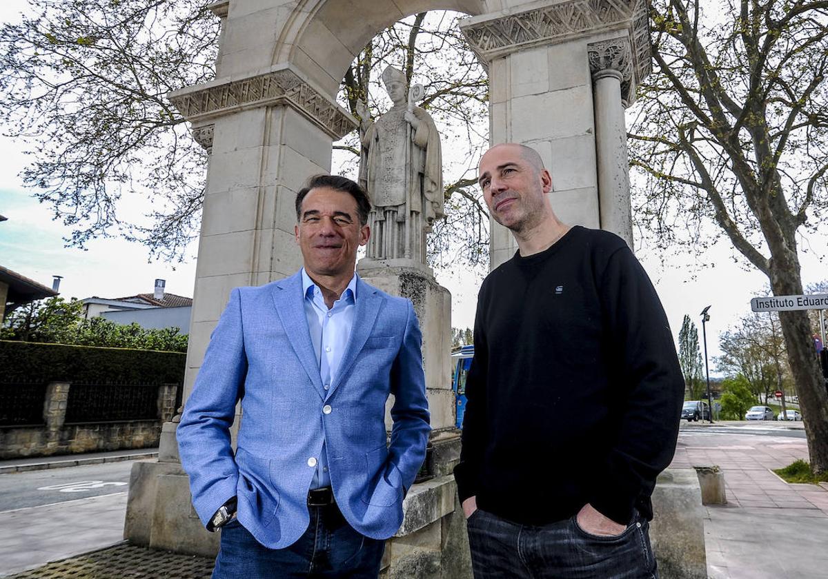 García Plaza y Peñarroya, se encomiendan a los pies del Santo en Armentia.