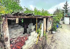 Una de las construcciones en el interior de la finca con bloques de hormigón y tejado de chapa.
