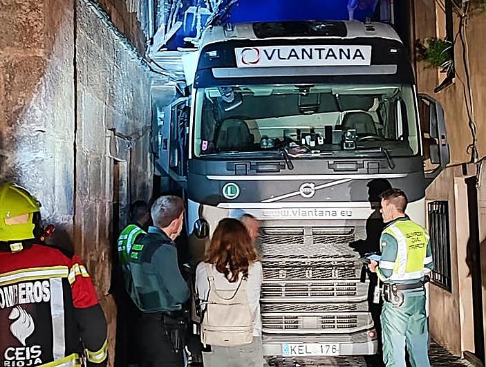 Imagen del camión encajado en una calle de San Millán de la Cogolla.