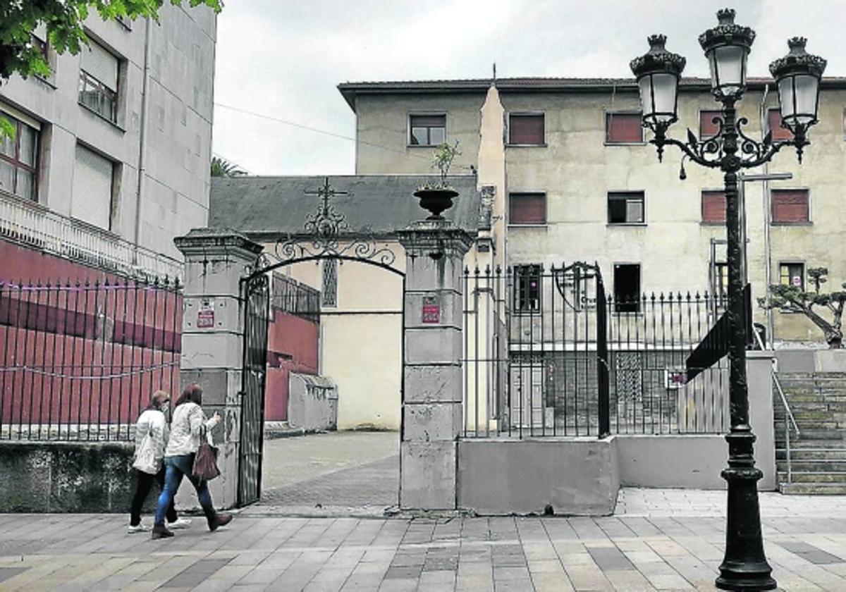 El colegio centenario Hijas de la Cruz, en pleno centro de Santurtzi.