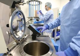 Dos empleados trabajan en las instalaciones de Faes Farma en Leioa.