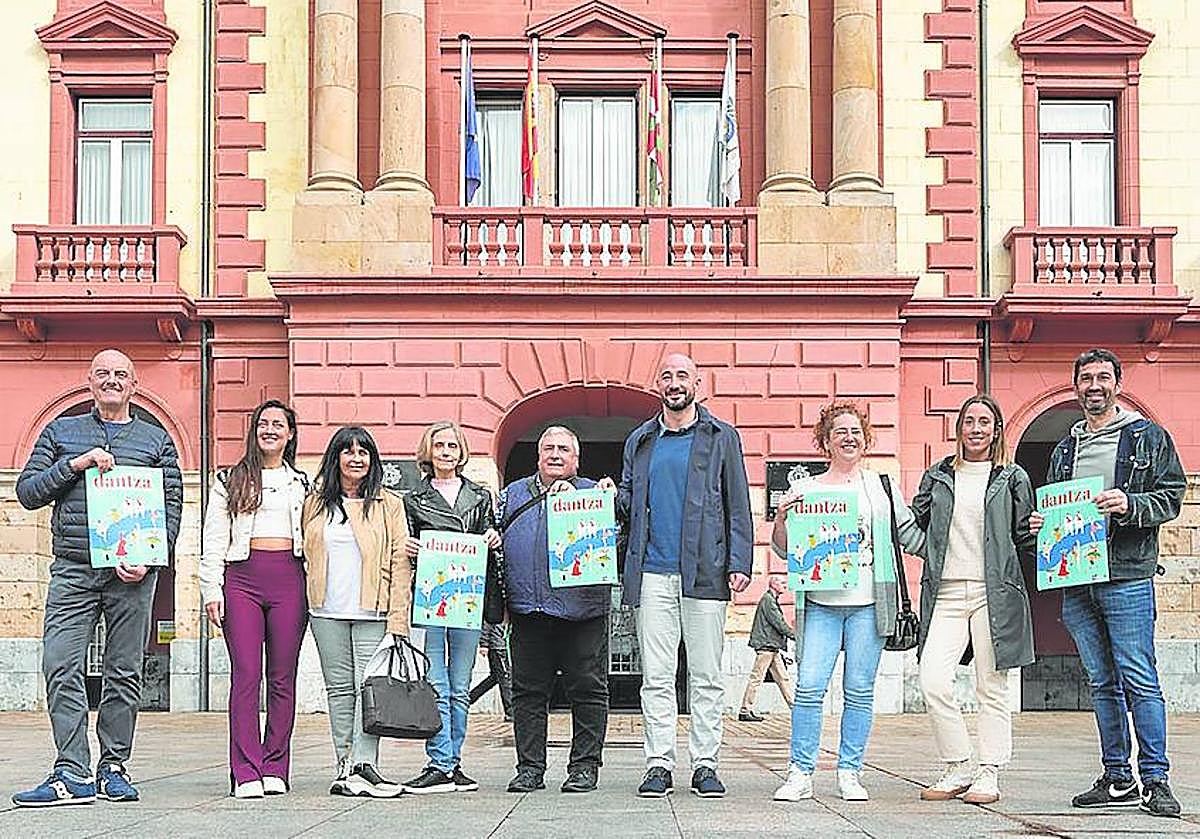 Responsables de los diferentes grupos de danzas con las autoridades municipales presentaron la programación de actuaciones.