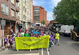 Cacerolada de las familias del colegio de Rontegi para reclamar su comedor