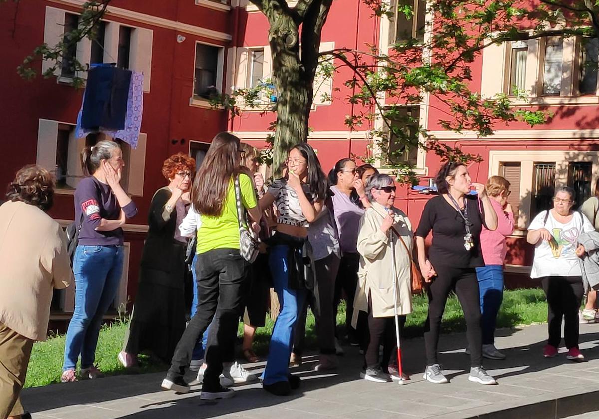 Protesta en Sestao para que un inquilino abandone el piso de una octogenaria: «¡Que salga el cobarde!»