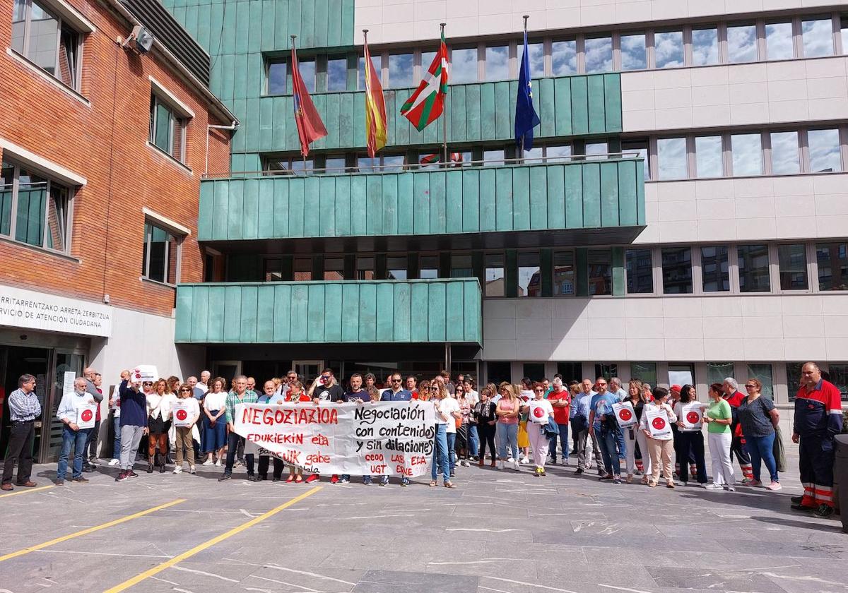 Decenas de trabajadores del Ayuntamiento de Barakaldo protestando ayer a las puertas del mismo.